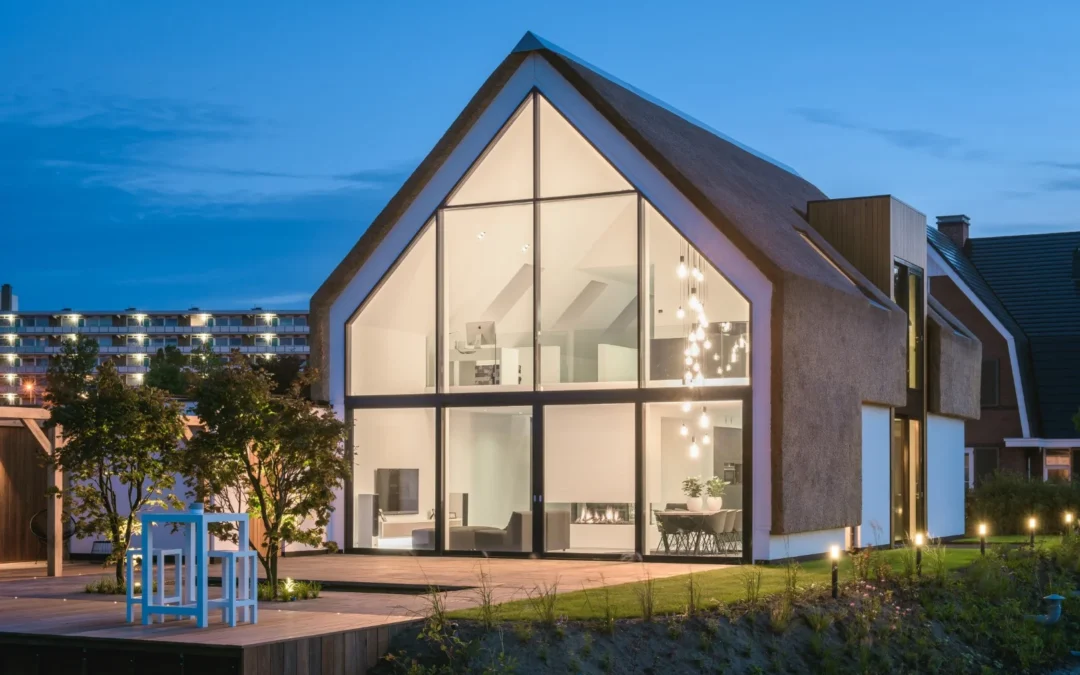 Moderne villa met gestucte gevels en rieten kap