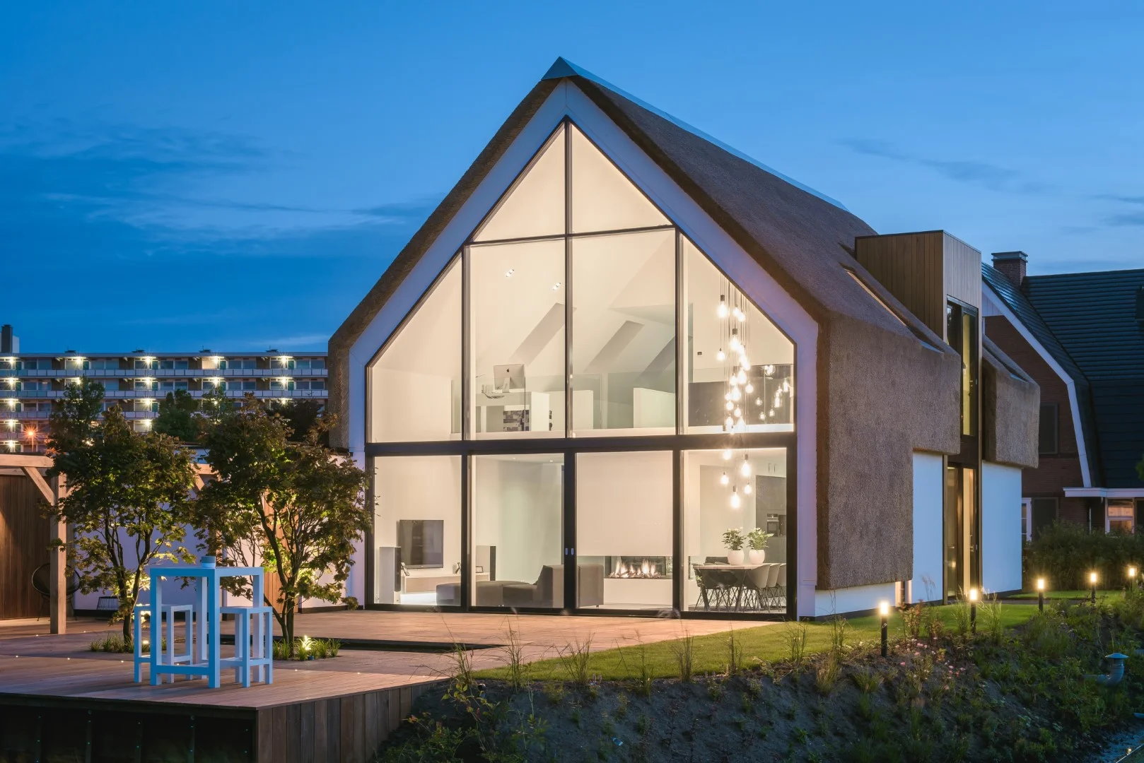 Moderne villa met gestucte gevels en rieten kap