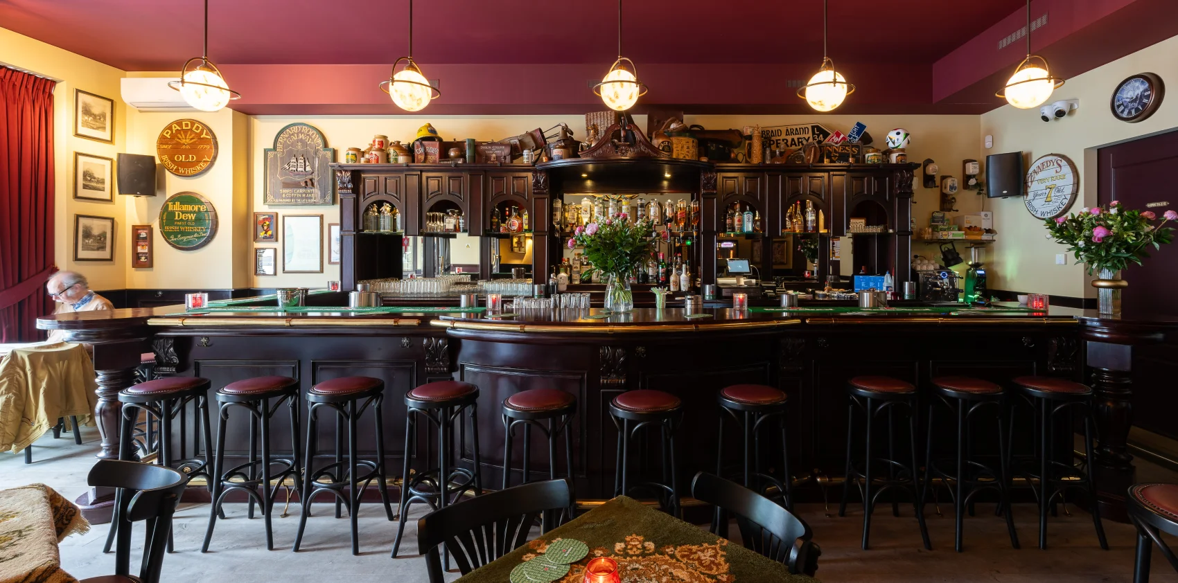 Volledige afbouw en inrichting van een nieuw café