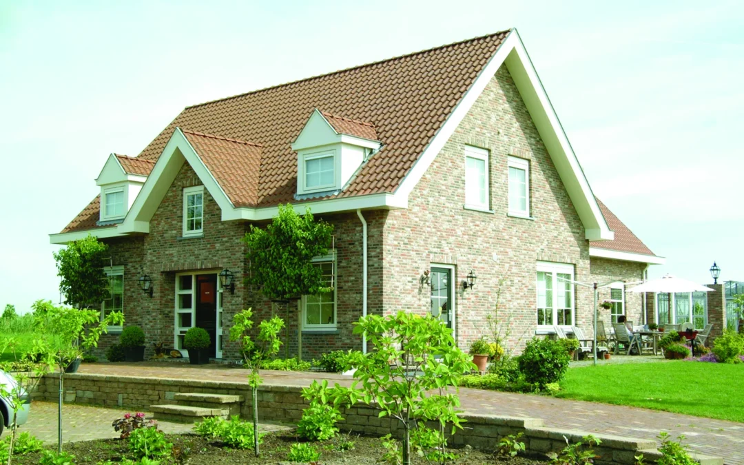 Landelijke woning met sprekend gevelmetselwerk