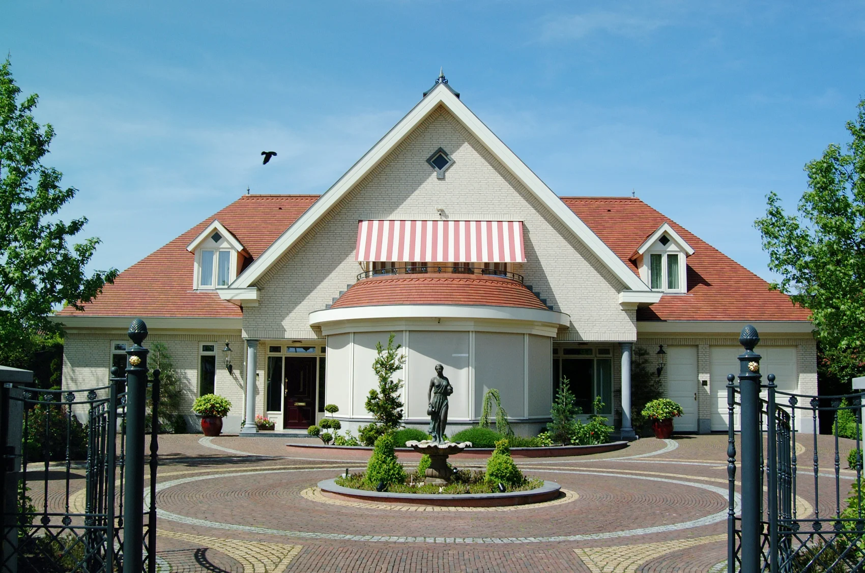 Woning met kelder en inpandig zwembad