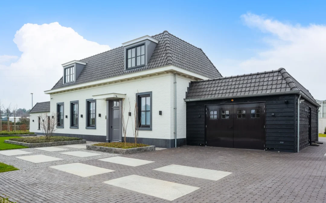 Klassiek moderne woning met houten bijgebouw