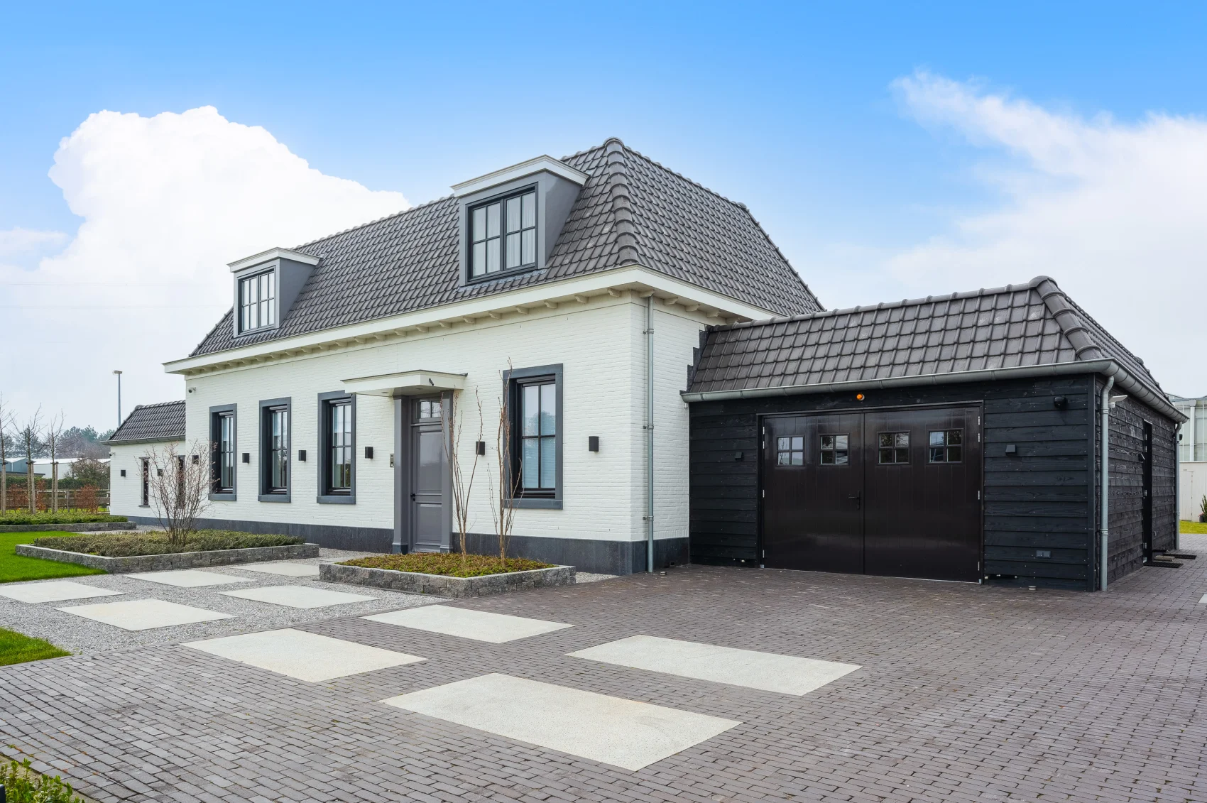 Klassiek moderne woning met houten bijgebouw