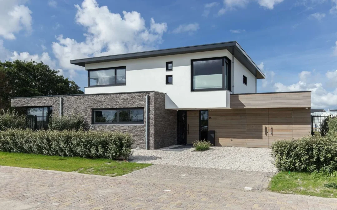 Moderne villa met diversiteit aan gevelmaterialen