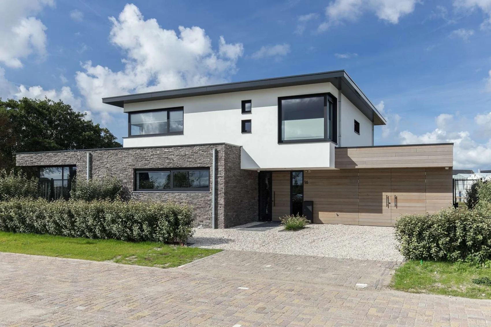 Moderne villa met diversiteit aan gevelmaterialen