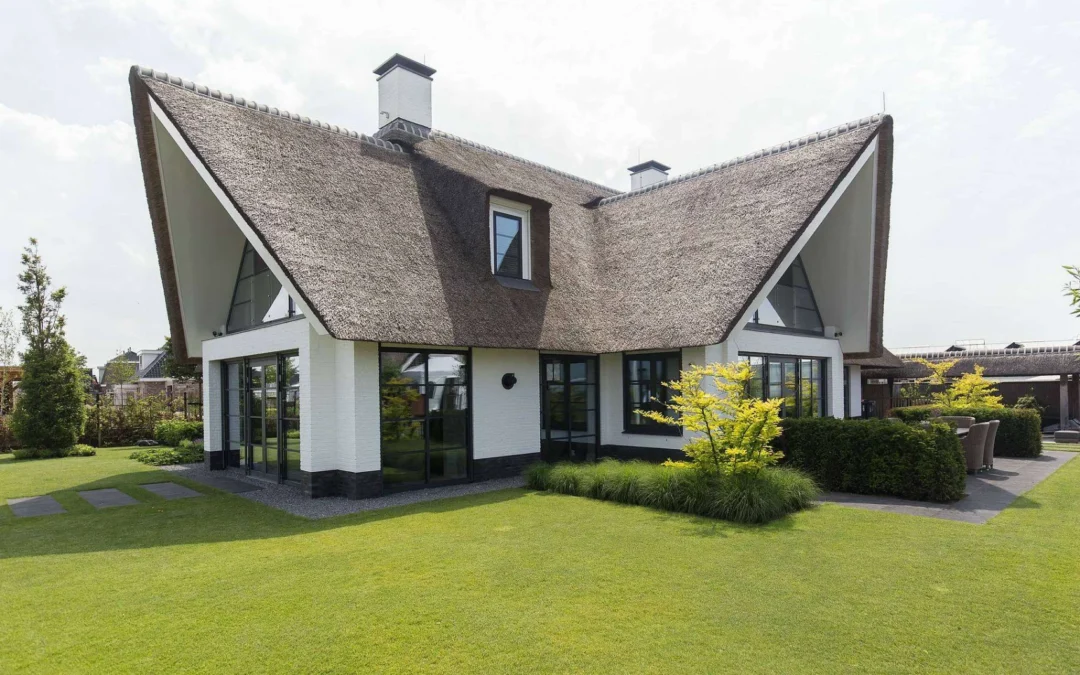Vrijstaande villa met rietgedekte kap