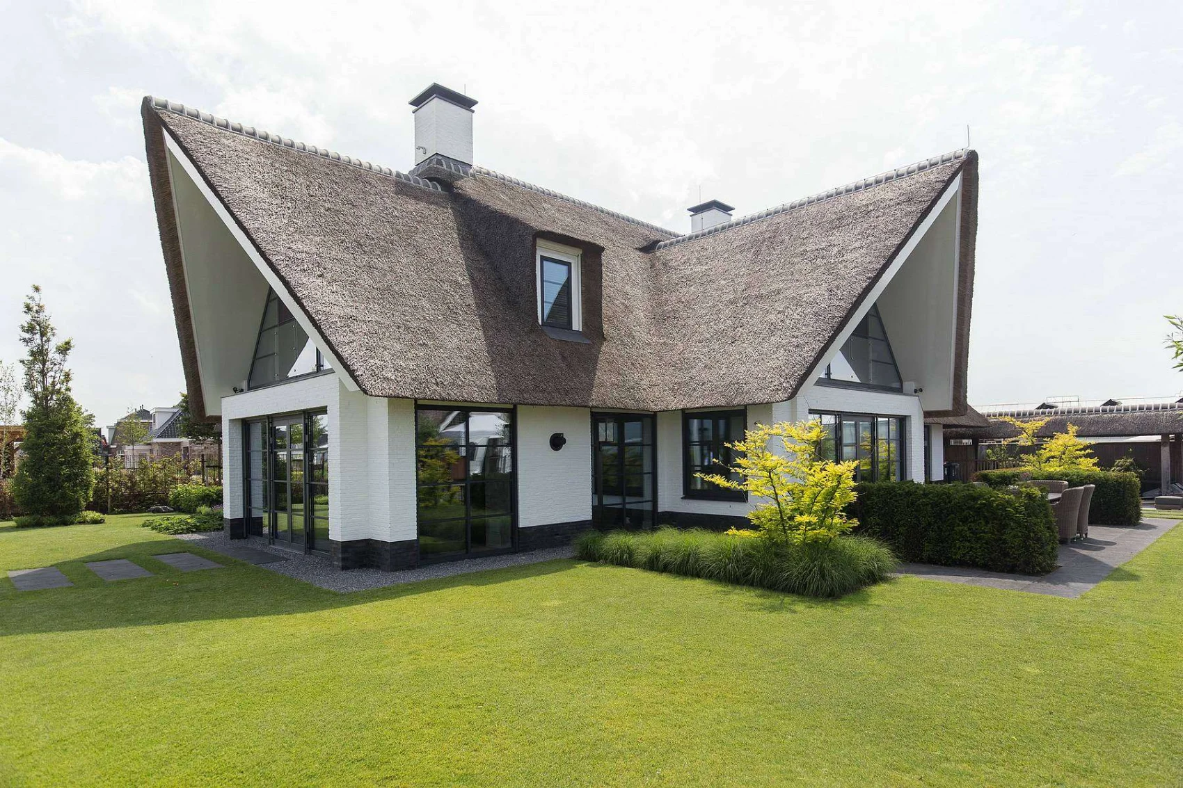 Vrijstaande villa met rietgedekte kap
