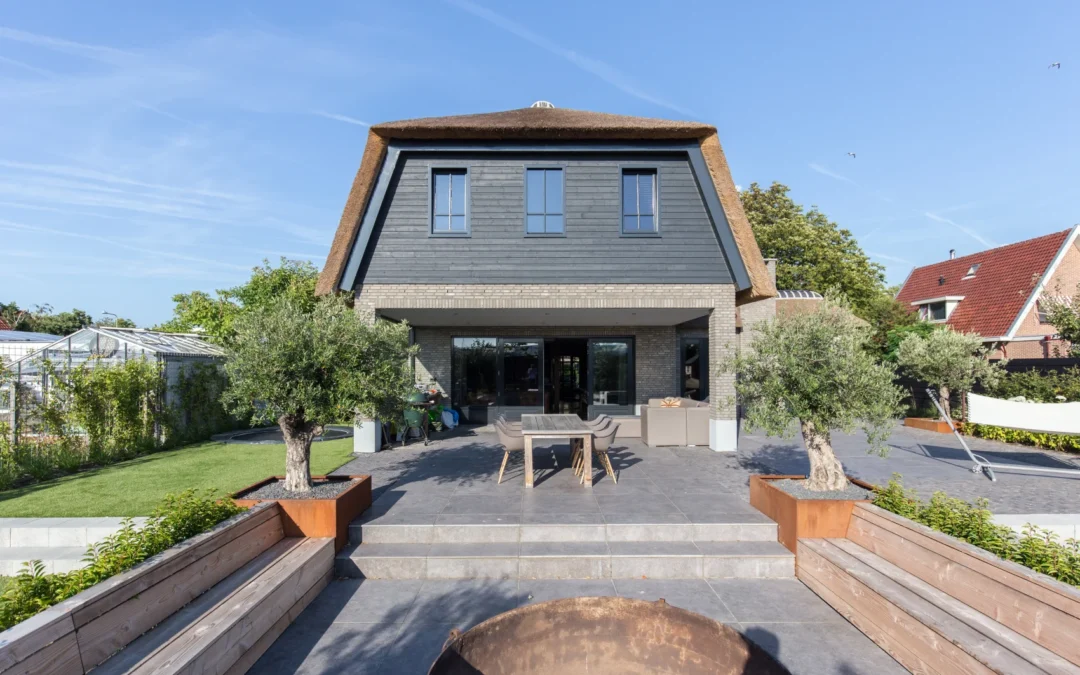 Vrijstaande woning met rieten kap