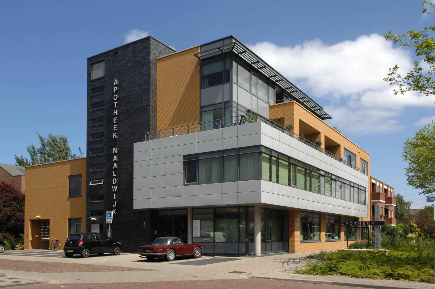 Nieuwbouw met apotheek en huisartspraktijk