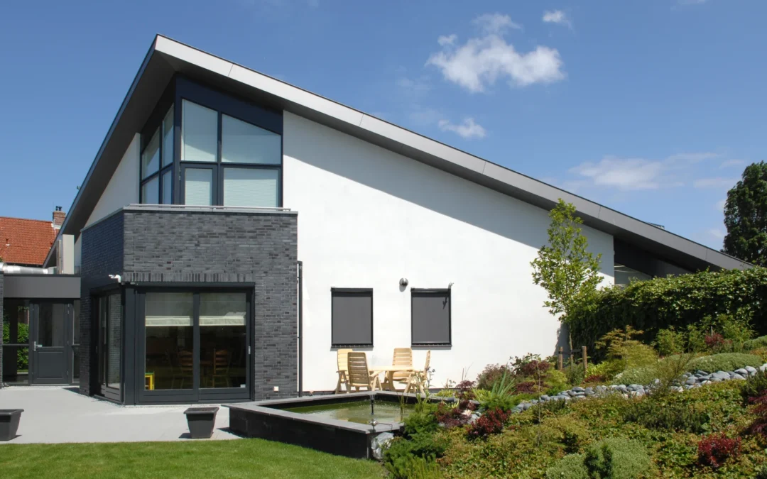Moderne woning met lessenaarsdak en gevelstucwerk