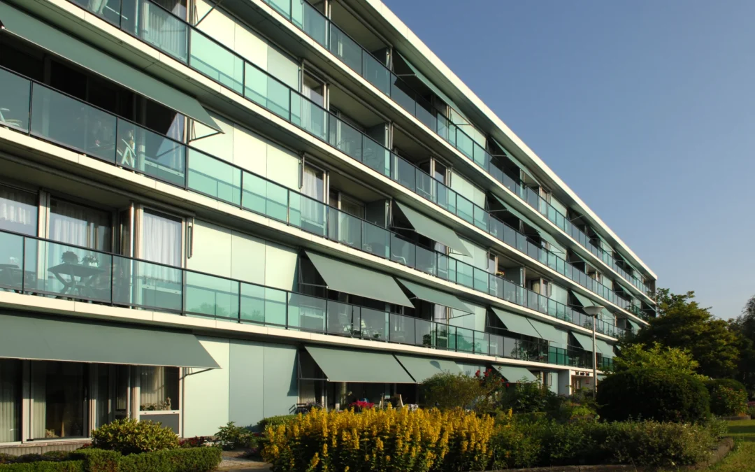 Complete gevelrenovatie van een serviceflat
