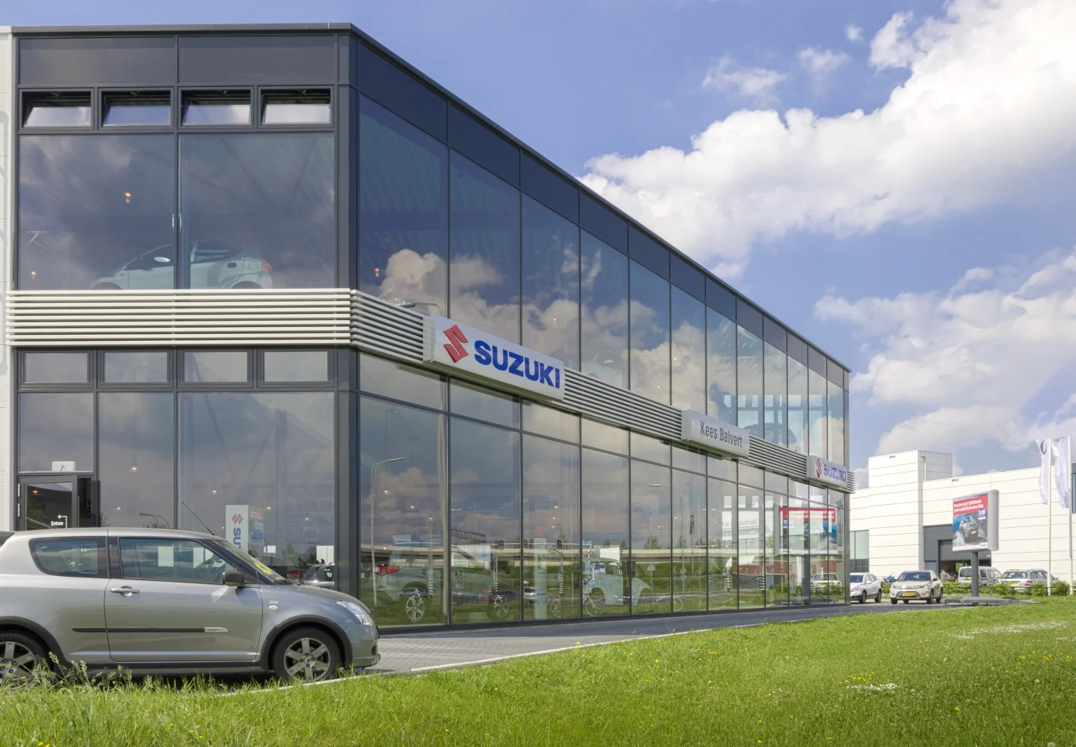 Autoshowroom met werkplaats en parkeerdak