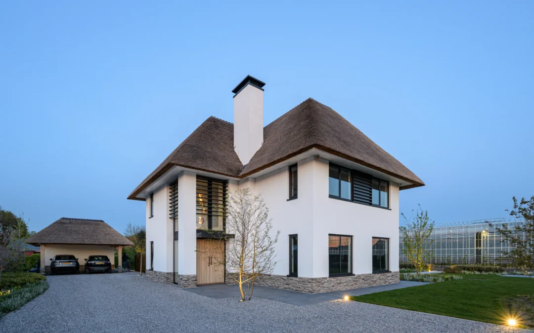 Landelijk moderne, rietgedekte villa